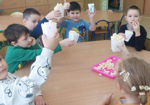 Żabki prezentują wykonane pudełeczka na popcorn