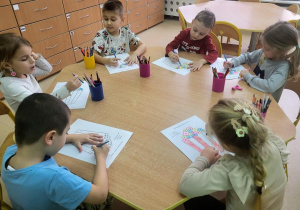 Motylki wykonują pracę plastyczną