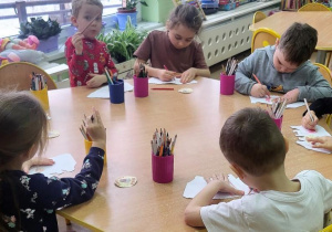 Motylki wykonuja opakowania do popcornu