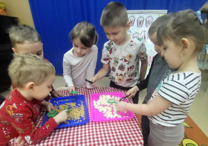 Motylki oglądają popcorn przy pomocy lup