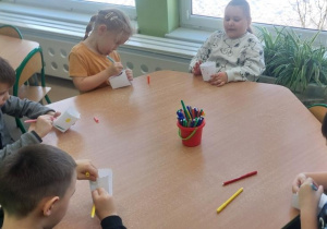 Żabki ozdabiają pudełka na popcorn