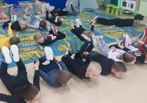 Żabki naśladują pingwinki