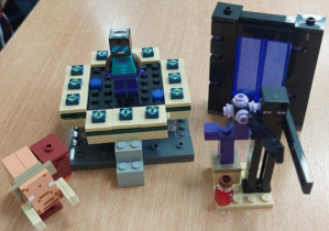 Budowla z klocków Lego zbudowana przez chłopca