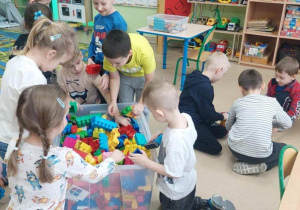 Dzieci wybierają klocki do swoich budowli