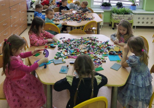 Motylki budują z klocków