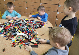 Motylki budują z klocków