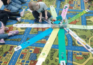 Dzieci dopasowują ilość klocków do cyfry