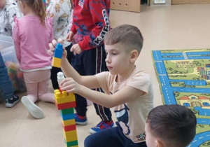 Chłopcy budują wieżę