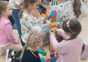 Dziewczynki budują wieżę