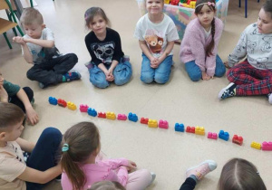 Przedszkolaki układaja rytm