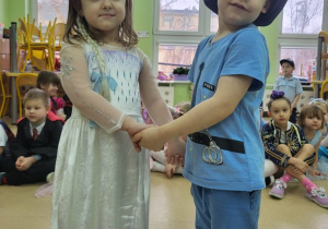 Chłopiec z dziewczynką tańcza na kartce