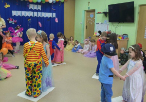 Dzieci tańczą na kartkach