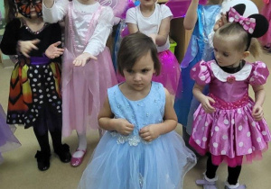 Dziewczynki prezentują swoje stroje