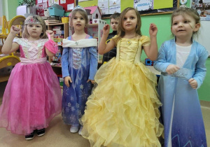 Dziewczynki prezentują swoje stroje