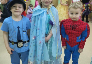 Dzieci prezentują swoje stroje