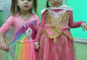 Dziewczynki prezentują swoje stroje
