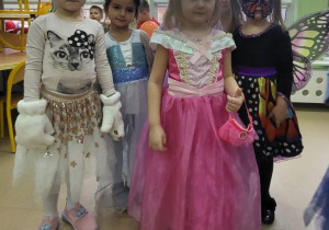 Dziewczynki prezentują swoje stroje