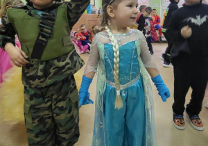 Przedszkolaki prezentują swoje stroje