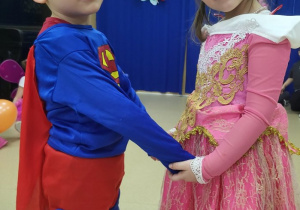 Dzieci tańczą na kartce