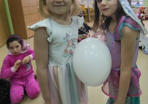 Dziewczynki tańczą z balonem