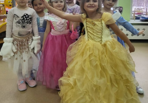 Dziewczynki prezentują swoje stroje