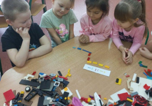 Dzieci układają sekwencję z klocków.