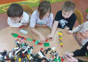 Dzieci prezentują odkodowaną drogę.