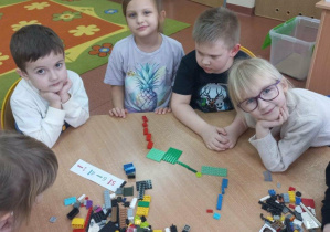 Dzieci prezentują odkodowaną drogę.