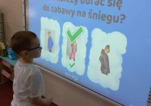 Chlopiec wybiera prawidłową odpowiedź.