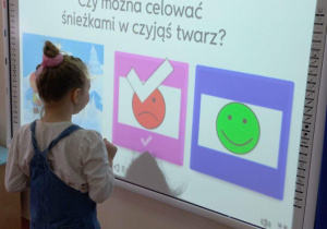 Dziewczynka wybiera prawidłową odpowiedź.