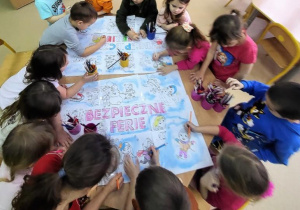 Dzieci kolorują plakaty-bezpieczne ferie