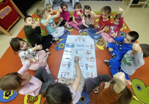 Dzieci potwierdzają,że znają zasady bezpiecznych ferii