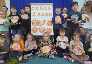 Dzieci prezentują wykonane papierowe pizze.