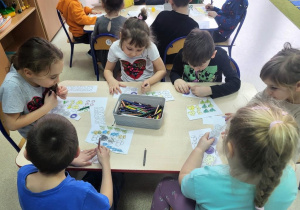 Przedszkolaki wykonują pracę plastyczną.