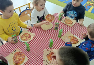 Przedszkolaki degustują pizzę.