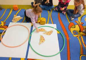 Dzieci dobierają odpowiednią ilość pizzy do ilości kropek na kostce.
