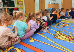 Przedszkolaki wykonują masażyk-pizza.