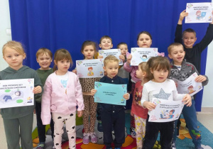 Przedszkolaki prezentują zasady higieny cyfrowej.