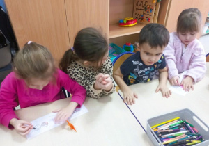 Dzieci malują buźki przy miłych i przykrych wiadomościach.