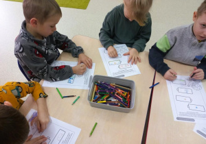 Dzieci rysują, w jaki sposób można spędzić czas bez Inernetu.