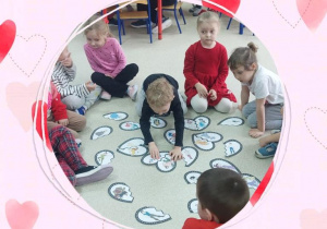 Dzieci łączą serduszka.