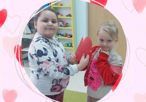 Dziewczynki połączyły swoje połówki serc