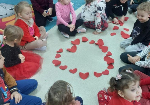 Dzieci układają serca z serduszek