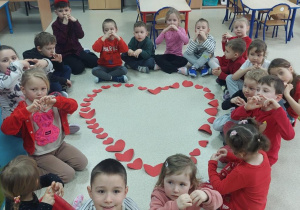 Walentynkowe serce ułożone wspólnie przez wszystkie dzieci