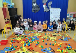 Dzieci słuchają instrukcji do zabawy ruchowej.