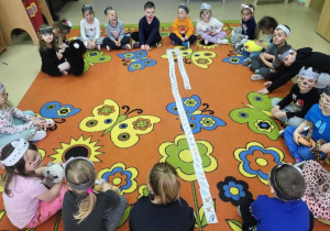 Motylki prezentują ułożone kocie domino.