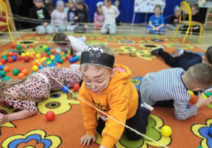 Dzieci uczestniczą w zabawie ruchowej.