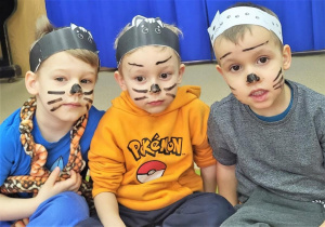 Chłopcy wykonują pamiątkowe zdjęcie.