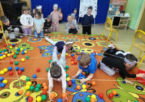 Dzieci uczestniczą w zabawie ruchowej.