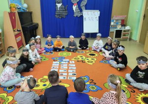 Przedszkolaki słuchają informacji nt.zwyczajów i pielęgnacji kotów.